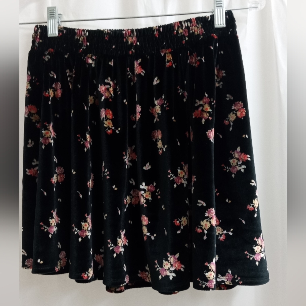 Ecote Black Velvet Red Roses Skater Skirt - Size: S - Picture 2 of 7